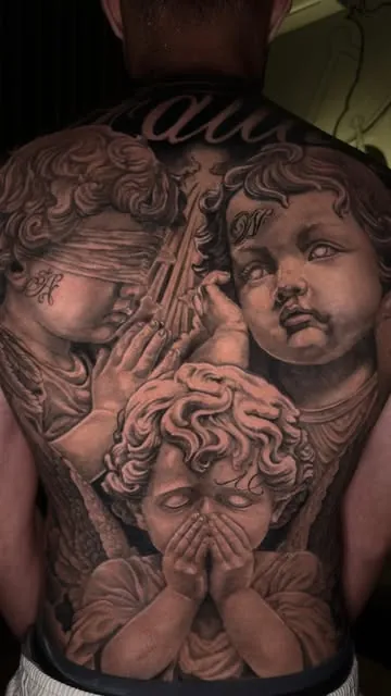 Três anjos rezando, costas fechadas
