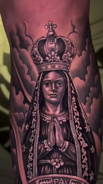 Nossa Senhora Aparecida com coroa, em preto e cinza