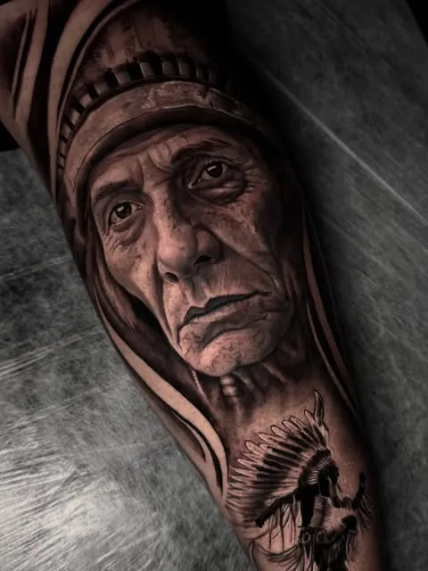 Retrato realista de idosa com véu