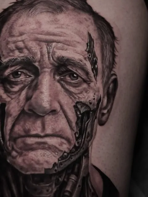 Retrato realista de idoso com metade do rosto mecânica